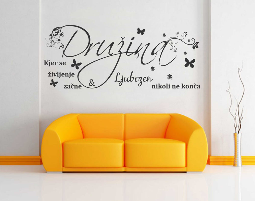 DRUŽINA Z ORNAMENTI